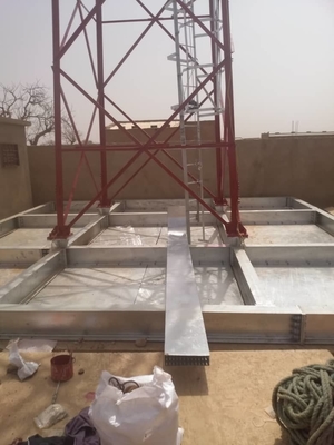 برج الاتصالات على السطح مع قوس البرق رود سقوط سقوط ضوء الطيران